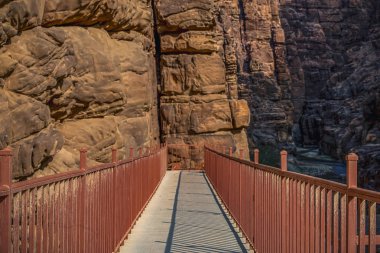 Wadi grevcilerin kanyonlar turistler tarafından keşfetmek için geçit