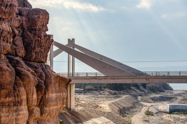 Wadi grevcilerin kanyonda araba köprü. seçici odak, seyahat kavramı