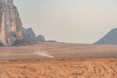 Ürdün kırmızı kum çölündeki Wadi Rum köyünde inanılmaz ay peyzajı yoluyla giden karayolu Jeep. Wadi Rum, ay Vadisi olarak da bilinir, Ürdün-görüntü