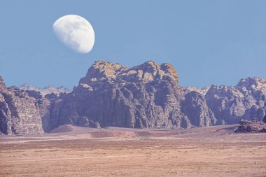  Ürdün kırmızı kum çöl Wadi Rum köyünde büyük ay ile inanılmaz ay manzara. Wadi Rum, ay Vadisi olarak da bilinir, Ürdün-görüntü