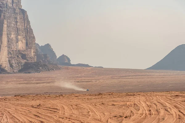 Todoterreno Jeep Pasando Por Increíble Paisaje Lunar Wadi Rum Pueblo — Foto de Stock