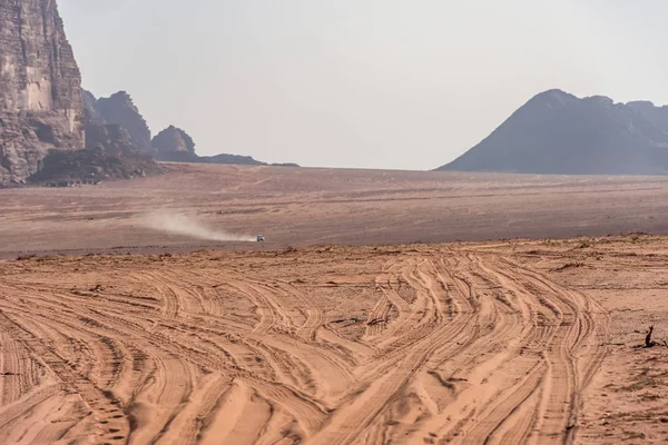 Todoterreno Jeep Pasando Por Increíble Paisaje Lunar Wadi Rum Pueblo — Foto de Stock