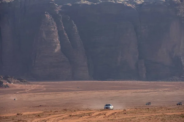 Todoterreno Jeep Pasando Por Increíble Paisaje Lunar Wadi Rum Pueblo — Foto de Stock