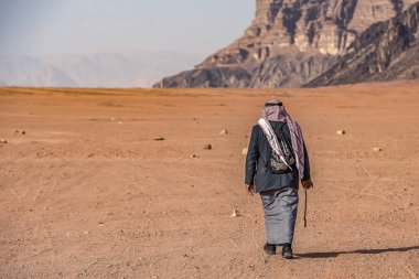 25/02/2019 wadirum, Ürdün, Arap çoban shemag Ürdün kırmızı kum çöl Wadi Rum inanılmaz ay manzara aracılığıyla gider. Ürdün-resim