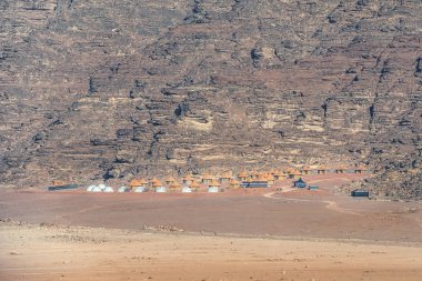 Ürdün kırmızı kum çölündeki Wadi Rum köyünde inanılmaz ay manzaralı Bedevi kampı. Wadi Rum, ay Vadisi olarak da bilinir, Ürdün-görüntü