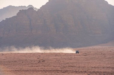 Ürdün kırmızı kum çölündeki Wadi Rum köyünde inanılmaz ay peyzajı yoluyla giden karayolu Jeep. Wadi Rum, ay Vadisi olarak da bilinir, Ürdün-görüntü