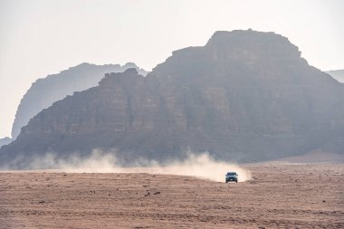 Ürdün kırmızı kum çölündeki Wadi Rum köyünde inanılmaz ay peyzajı yoluyla giden karayolu Jeep. Wadi Rum, ay Vadisi olarak da bilinir, Ürdün-görüntü