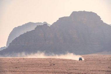 Ürdün kırmızı kum çölündeki Wadi Rum köyünde inanılmaz ay peyzajı yoluyla giden karayolu Jeep. Wadi Rum, ay Vadisi olarak da bilinir, Ürdün-görüntü
