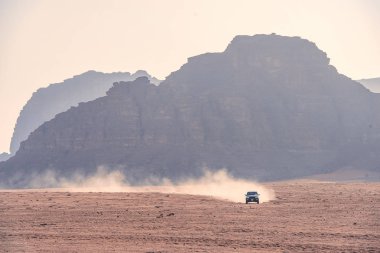 Ürdün kırmızı kum çölündeki Wadi Rum köyünde inanılmaz ay peyzajı yoluyla giden karayolu Jeep. Wadi Rum, ay Vadisi olarak da bilinir, Ürdün-görüntü