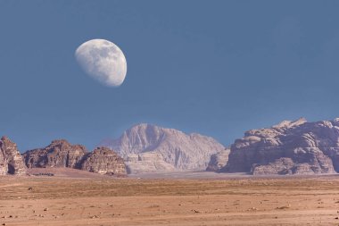  Ürdün kırmızı kum çöl Wadi Rum köyünde büyük ay ile inanılmaz ay manzara. Wadi Rum, ay Vadisi olarak da bilinir, Ürdün-görüntü