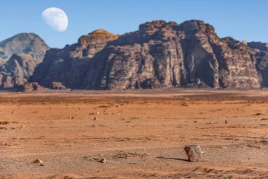  Ürdün kırmızı kum çöl Wadi Rum köyünde büyük ay ile inanılmaz ay manzara. Wadi Rum, ay Vadisi olarak da bilinir, Ürdün-görüntü