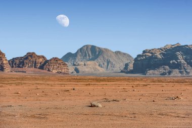  Ürdün kırmızı kum çöl Wadi Rum köyünde büyük ay ile inanılmaz ay manzara. Wadi Rum, ay Vadisi olarak da bilinir, Ürdün-görüntü