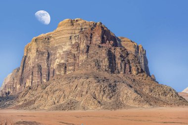  Ürdün kırmızı kum çöl Wadi Rum köyünde büyük ay ile inanılmaz ay manzara. Wadi Rum, ay Vadisi olarak da bilinir, Ürdün-görüntü