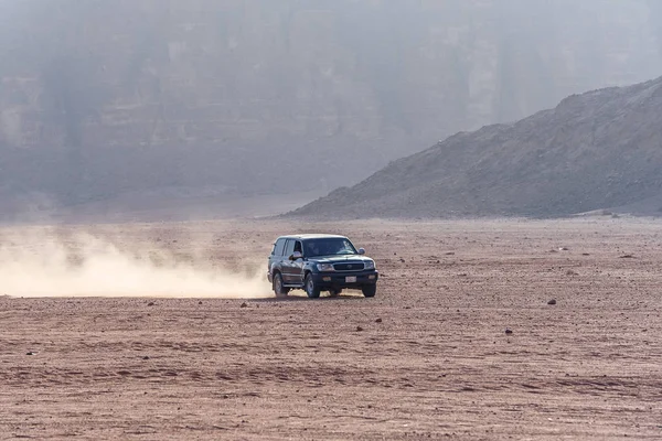 Road Jeep Går Igenom Otroliga Månlandskap Wadi Rum Byn Den — Stockfoto