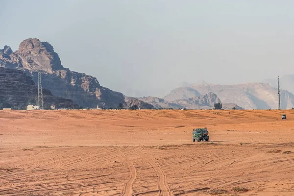 Vista Sobre Pista Carga Con Tanque Agua Increíble Paisaje Lunar — Foto de Stock