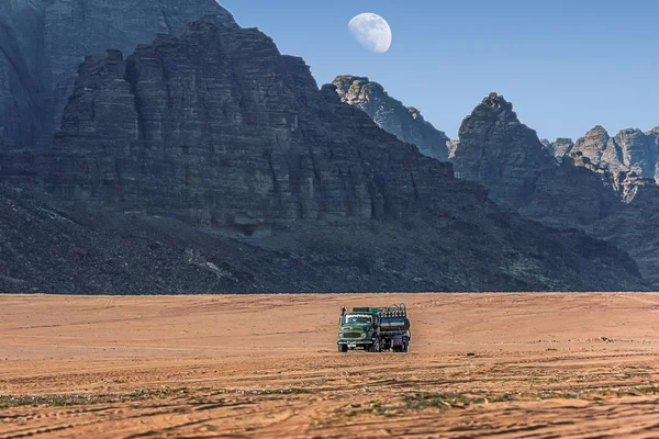 Vista Sobre Pista Carga Con Tanque Agua Increíble Paisaje Lunar — Foto de Stock