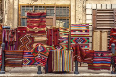 çeşitli eşarplar ve battaniyeler ile Arap pazarına ticaret sayacı