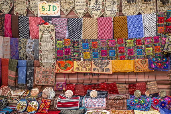 Comptoir Commercial Dans Bazar Arabe Avec Une Variété Écharpes Couvertures — Photo