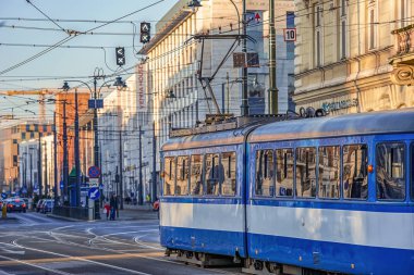 17/02/2019 Krakow, Polonya, şehrin mavi tramvaylar eski şehrin merkezinde hareket ediyor