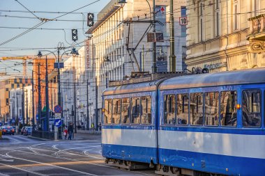 17/02/2019 Krakow, Polonya, şehrin mavi tramvaylar eski şehrin merkezinde hareket ediyor