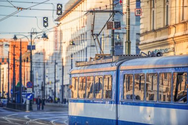 17/02/2019 Krakow, Polonya, şehrin mavi tramvaylar eski şehrin merkezinde hareket ediyor