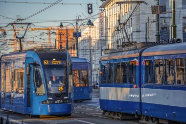 17/02/2019 Krakow, Polonya, şehrin mavi tramvaylar eski şehrin merkezinde hareket ediyor