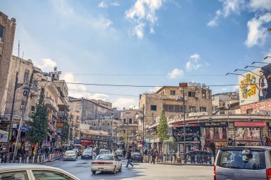 19/02/2019 Amman, Ürdün, Ramazan ayında güneşli bir günde bir sürü insan ve araba ile Arap başkenti kirli sokakları, Ürdün-görüntü