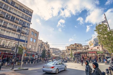 19/02/2019 Amman, Ürdün, Ramazan ayında güneşli bir günde bir sürü insan ve araba ile Arap başkenti kirli sokakları, Ürdün-görüntü