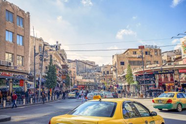 19/02/2019 Amman, Ürdün, Ramazan ayında güneşli bir günde bir sürü insan ve araba ile Arap başkenti kirli sokakları, Ürdün-görüntü