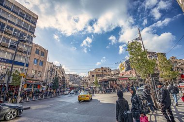 19/02/2019 Amman, Ürdün, Ramazan ayında güneşli bir günde bir sürü insan ve araba ile Arap başkenti kirli sokakları, Ürdün-görüntü