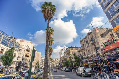 19/02/2019 Amman, Ürdün, Ramazan ayında güneşli bir günde bir sürü insan ve araba ile Arap başkenti kirli sokakları, Ürdün-görüntü