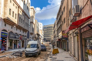 19/02/2019 Amman, Ürdün, Ramazan ayında güneşli bir günde bir sürü insan ve araba ile Arap başkenti kirli sokakları, Ürdün-görüntü