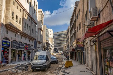 19/02/2019 Amman, Ürdün, Ramazan ayında güneşli bir günde bir sürü insan ve araba ile Arap başkenti kirli sokakları, Ürdün-görüntü