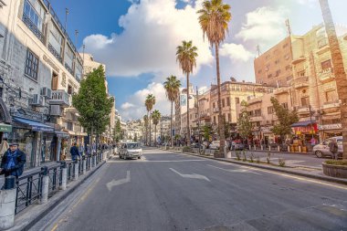 19/02/2019 Amman, Ürdün, Ramazan ayında güneşli bir günde bir sürü insan ve araba ile Arap başkenti kirli sokakları, Ürdün-görüntü
