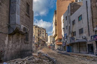 19/02/2019 Amman, Ürdün, Ramazan ayında güneşli bir günde bir sürü insan ve araba ile Arap başkenti kirli sokakları, Ürdün-görüntü