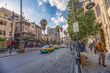 19/02/2019 Amman, Ürdün, Ramazan ayında güneşli bir günde bir sürü insan ve araba ile Arap başkenti kirli sokakları, Ürdün-görüntü
