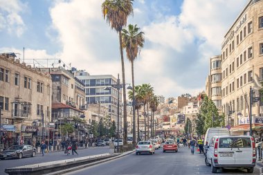 19/02/2019 Amman, Ürdün, Ramazan ayında güneşli bir günde bir sürü insan ve araba ile Arap başkenti kirli sokakları, Ürdün-görüntü