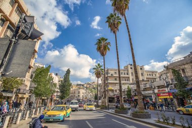19/02/2019 Amman, Ürdün, Ramazan ayında güneşli bir günde bir sürü insan ve araba ile Arap başkenti kirli sokakları, Ürdün-görüntü