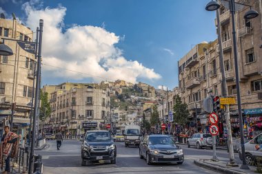 19/02/2019 Amman, Ürdün, Ramazan ayında güneşli bir günde bir sürü insan ve araba ile Arap başkenti kirli sokakları, Ürdün-görüntü