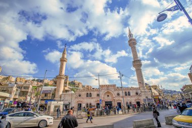 19/02/2019 Amman, Ürdün, Ramazan ayında güneşli bir günde bir sürü insan ve araba ile Arap başkenti kirli sokakları, Ürdün-görüntü