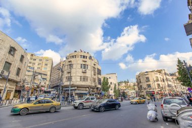 19/02/2019 Amman, Ürdün, Ramazan ayında güneşli bir günde bir sürü insan ve araba ile Arap başkenti kirli sokakları, Ürdün-görüntü