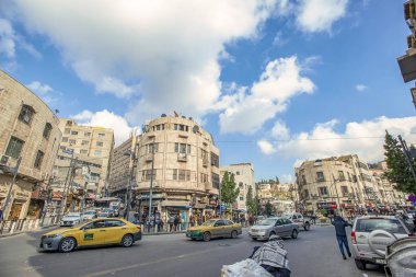 19/02/2019 Amman, Ürdün, Ramazan ayında güneşli bir günde bir sürü insan ve araba ile Arap başkenti kirli sokakları, Ürdün-görüntü