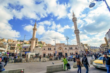 19/02/2019 Amman, Ürdün, Ramazan ayında güneşli bir günde bir sürü insan ve araba ile Arap başkenti kirli sokakları, Ürdün-görüntü