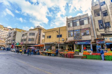 19/02/2019 Amman, Ürdün, Ramazan ayında güneşli bir günde bir sürü insan ve araba ile Arap başkenti kirli sokakları, Ürdün-görüntü
