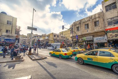 19/02/2019 Amman, Ürdün, Ramazan ayında güneşli bir günde bir sürü insan ve araba ile Arap başkenti kirli sokakları, Ürdün-görüntü