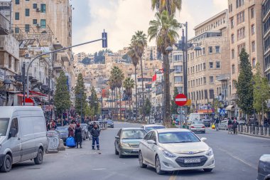 19/02/2019 Amman, Ürdün, Ramazan ayında güneşli bir günde bir sürü insan ve araba ile Arap başkenti kirli sokakları, Ürdün-görüntü