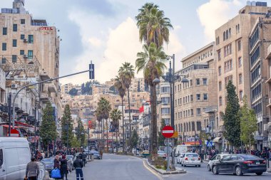 19/02/2019 Amman, Ürdün, Ramazan ayında güneşli bir günde bir sürü insan ve araba ile Arap başkenti kirli sokakları, Ürdün-görüntü