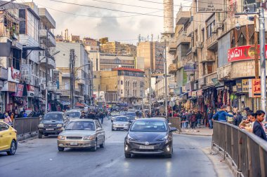 19/02/2019 Amman, Ürdün, Ramazan ayında güneşli bir günde bir sürü insan ve araba ile Arap başkenti kirli sokakları, Ürdün-görüntü