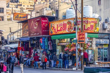 19/02/2019 Amman, Ürdün, Ramazan ayında piyasada birçok insan ile Arap başkenti kirli sokakları