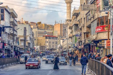 19/02/2019 Amman, Ürdün, Ramazan ayında piyasada birçok insan ile Arap başkenti kirli sokakları